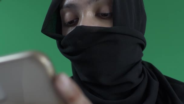 Young Hijab Muslim Woman Texting Mobile Phone Green Screen Close — Stockvideo