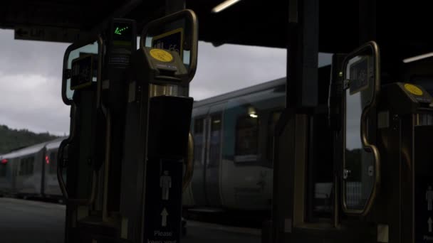 Ticket Machines Train Leaves Station Wide Shot — Vídeos de Stock