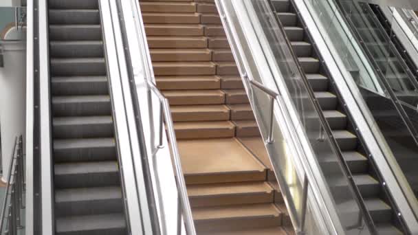 Eskalator Pusat Perbelanjaan Kosong Miring Lebar Ditembak — Stok Video