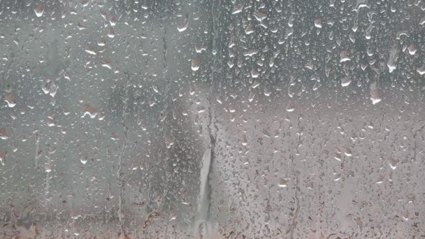 Regnigt Väder Utanför Fönstret Närbild Ett Fönster Med Regndroppar Faller — Stockvideo
