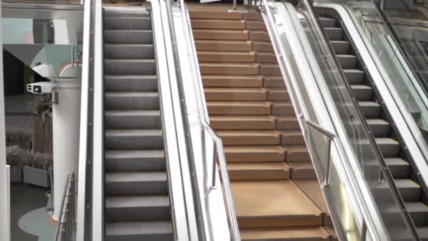 Escalator Empty Shopping Center Mall Wide Tilting — Vídeo de Stock