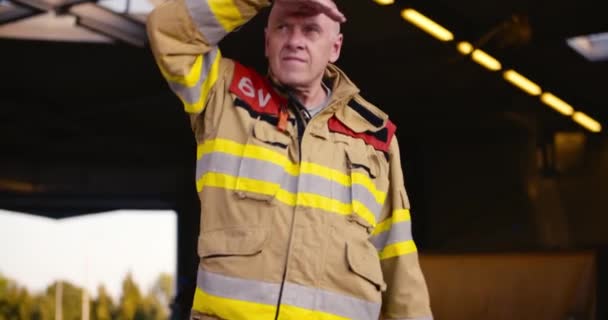 Ervaren Brandweerman Uitkijk — Stockvideo