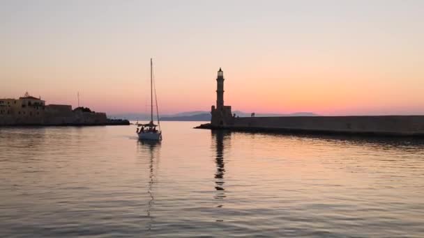 Sail Boat Entering Chania Old Venetian Port Front Lighthouse Sunset — Video Stock