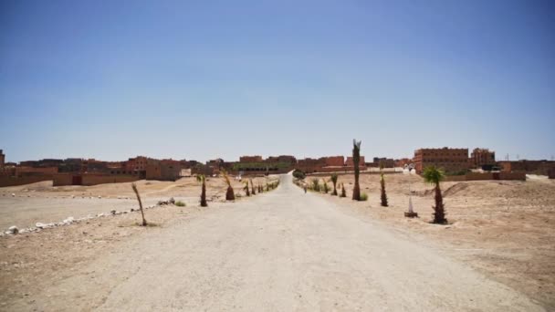 Dry Road Leading Small Village Buildings Sahara Desert Static Shot — Vídeos de Stock