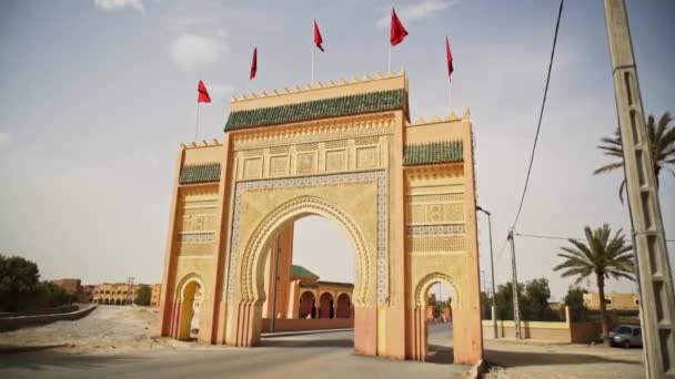 Traditional Moroccan Gate Red Flags Top Gate Sahara Desert Slow — Αρχείο Βίντεο