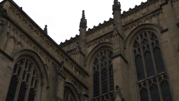 Ornate Cathedral Met Gebrandschilderde Ramen Panning Shot — Stockvideo