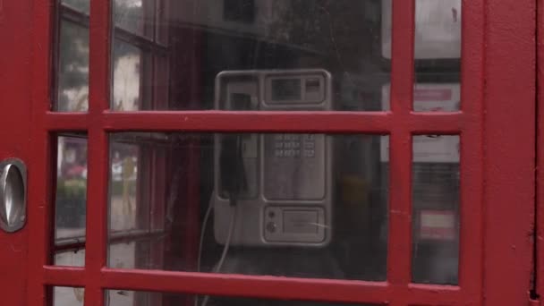Red Phone Box British City Medium Panning Shot — Αρχείο Βίντεο