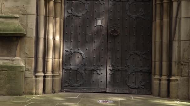 Old Wooden Gothic Door Church Wide Zoom Out Shot — ストック動画