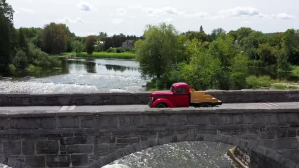 Старовинна Червона Вантажівка Перетинає Кам Яний Міст Низький Панорамний Кут — стокове відео