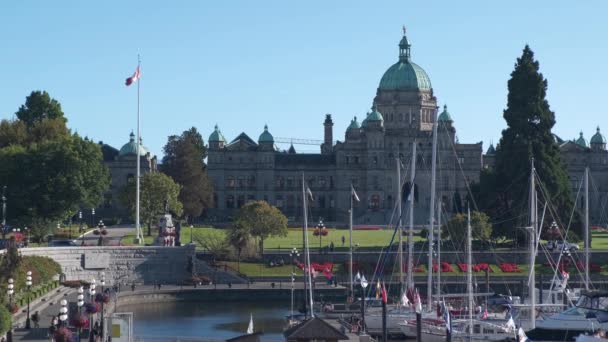 Wide Shot British Columbia Parliament Victoria Harbour Boats People Walking — Vídeo de stock