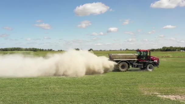 Granja Tractor Propagación Polvo Blanco Ángulo Lateral Muy Bajo — Vídeo de stock