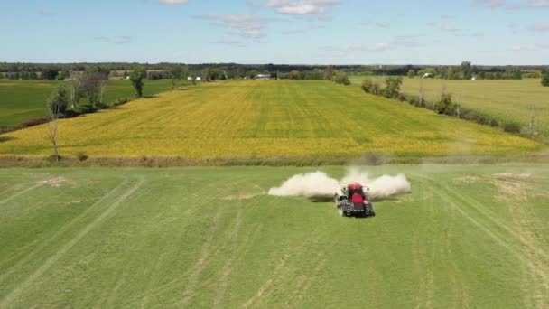 Farm Tractor Spreading White Powder Front High Angle — 图库视频影像