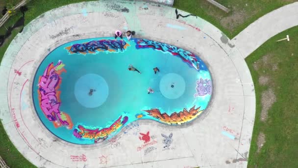 Skatepark Bowl Rising View Youth Having Fun — стоковое видео
