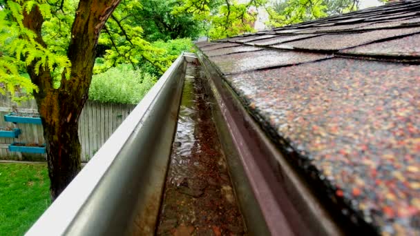 Rain Water Seen Pouring Shingles Rain Gutter — Stockvideo