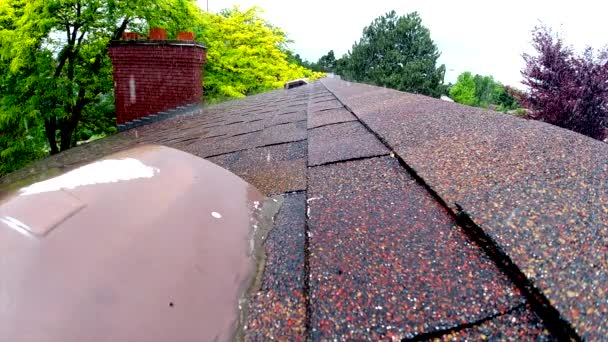 Voit Pluie Couler Ralenti Sur Toit Une Maison — Video