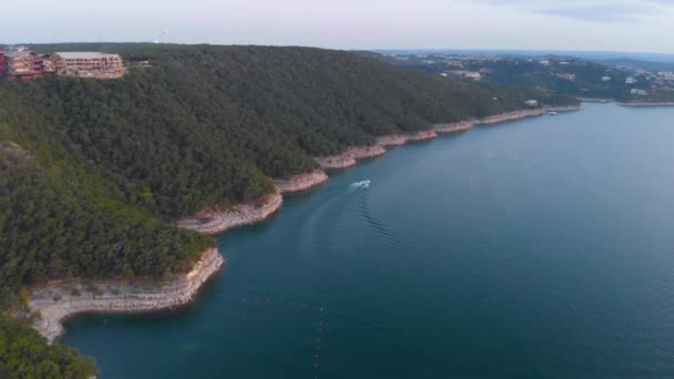 Very High Aerial Shot Boat Cliffs Lake Travis — Stockvideo