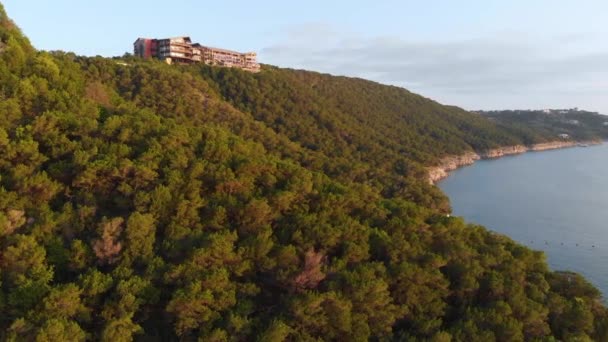 Slow Decending Shot Cliffs Lake Travis Oasis Background Shot Golden — Stockvideo