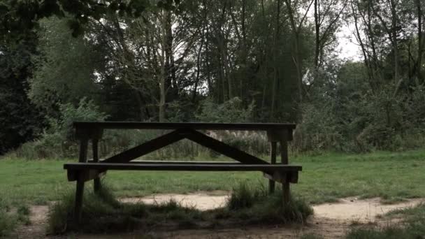 Picnic Bench Countryside Park Wide Panning Shot — Vídeo de Stock