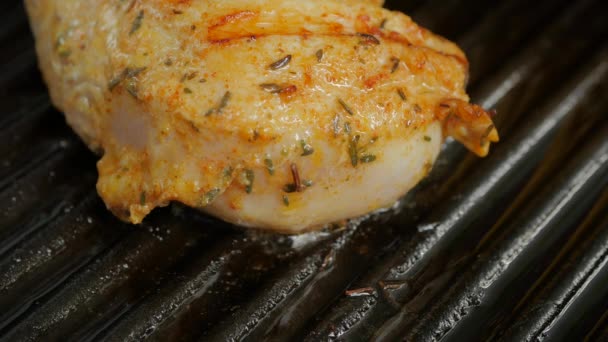 Deliciously Seasoned Chicken Breast Being Pan Fried Hot Iron Grill — Vídeo de Stock