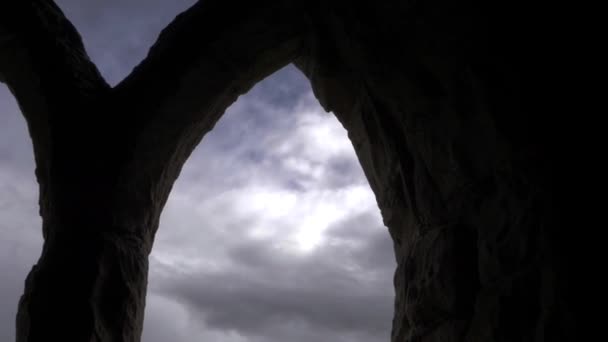 Vista Sombríos Cielos Oscuros Través Ventanas Arqueadas Ruinas — Vídeos de Stock