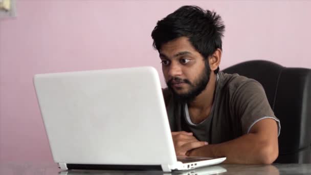 Beard Man Watching Stock Market Crashing News Laptop Reacting — Stockvideo