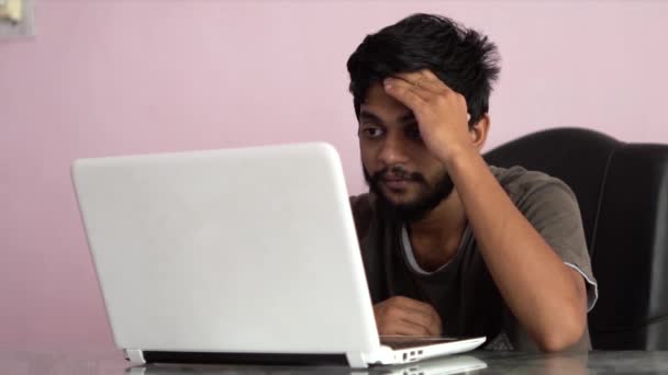 Beard Man Watching Stock Market Crashing News Laptop Reacting — 비디오