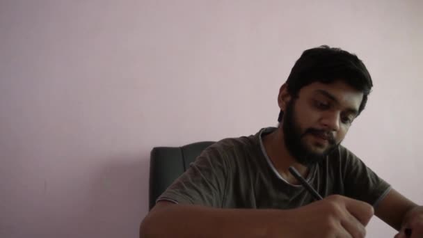 Sakallı Adam Masaya Kağıt Kalemle Mektup Yazıyor — Stok video