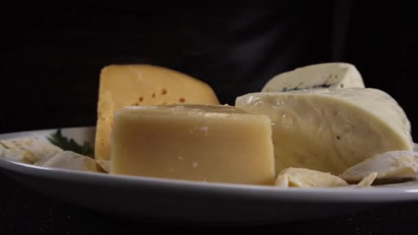 Değişik Peynir Makarna Türleri Ile Dönen Tablo — Stok video