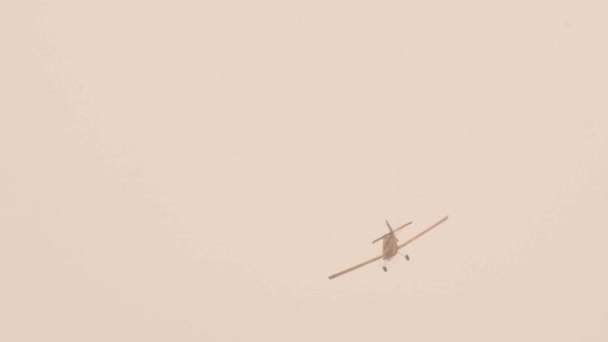 Firefighting Airplane Flying Smoky Sky — Vídeos de Stock