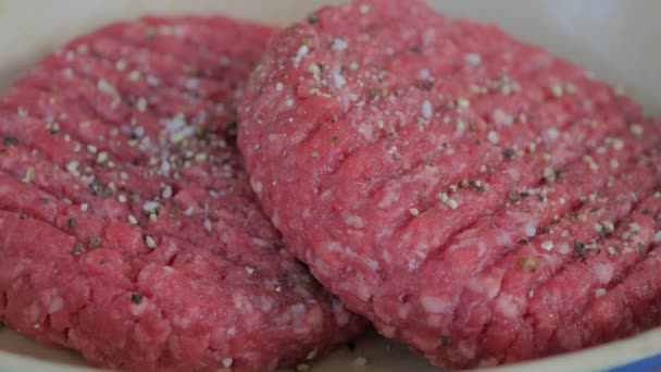 Due Polpette Hamburger Che Riposano Fuori Mentre Vengono Cosparse Sale — Video Stock