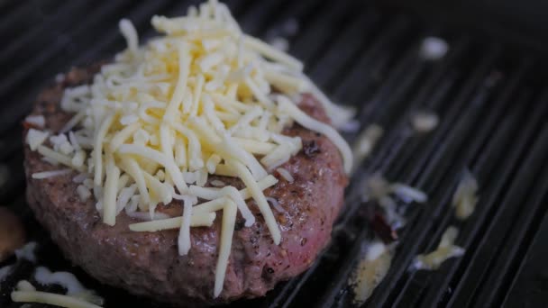 Egy Hamburger Közepes Hőfokon Sütve Egy Öntöttvas Grill Serpenyőben Kockás — Stock videók