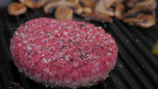 One Hamburger Patty Frying Medium Heat Cast Iron Grill Skillet — стоковое видео