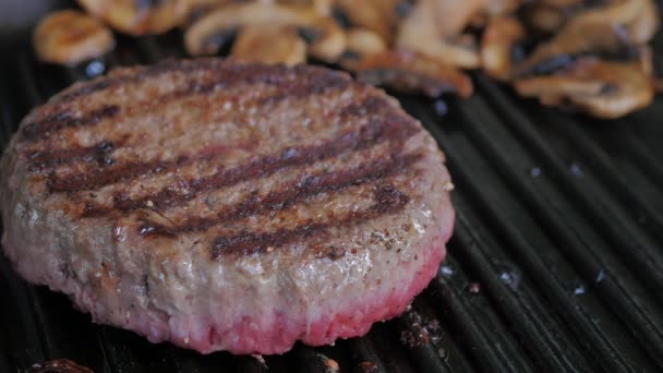 One Hamburger Patty Frying Medium Heat Cast Iron Grill Skillet — Video Stock
