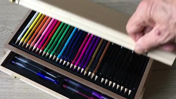 Открывается Большая Коробка Разноцветных Карандашей Маркеров — стоковое видео