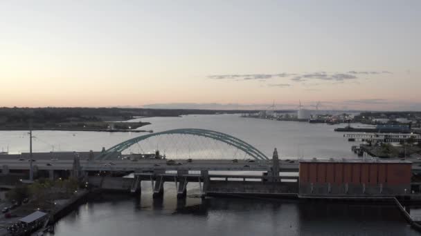 Arch Bridge Providence River Evening Traffic Sunset — Stok video