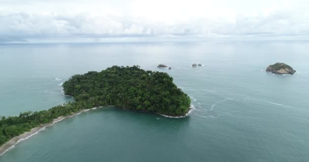 Paradisiac Island Central America Tiny Connection Continent Aerial Shot — Stockvideo