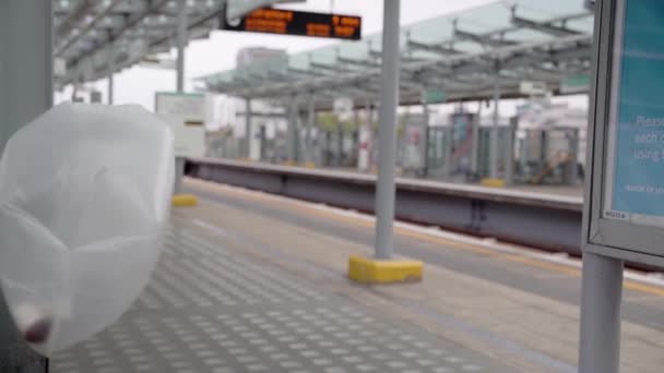 Empty Dlr Train Station London Due Coronavirus Pandemic Windy Day — Video