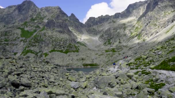 Rocky Mountain Lake Beautiful View Hikers Passing Sunny Day — Vídeo de Stock