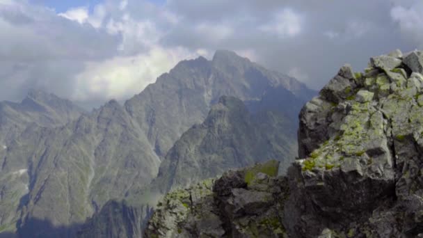 Vista Cordillera Con Enorme Pico Montaña Distancia Entre Las Nubes — Vídeo de stock