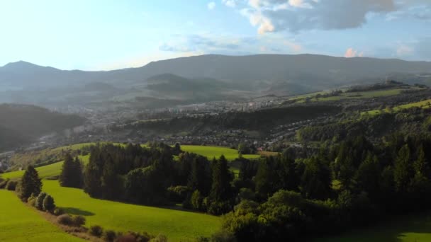 Aerial Cute Little Mountain Town Landscape Flyover Showcasing Gorgeous Landscape — Vídeo de Stock