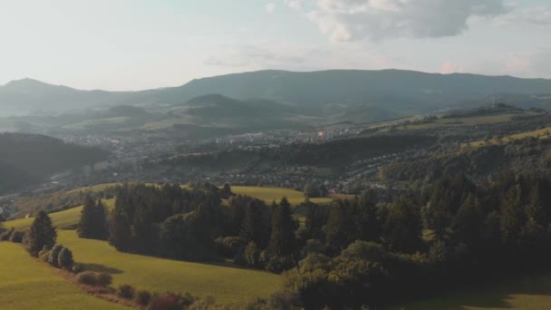 Aerial Vista Sobre Bonito Pequena Cidade Montanha Dia Ensolarado Bela — Vídeo de Stock
