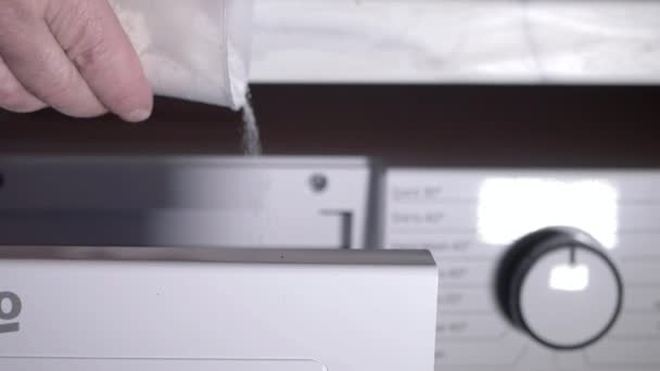 Hände Gießen Pulver Waschmaschine Nahaufnahme — Stockvideo