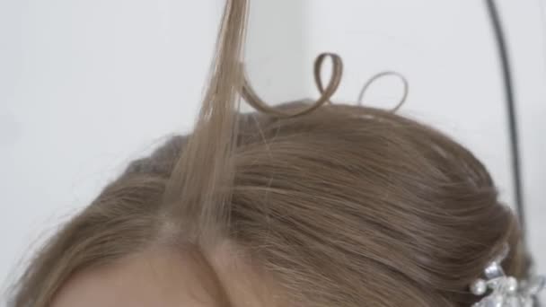 Professional Hairdresser Using Curling Iron Hair Curls Close — Vídeo de stock