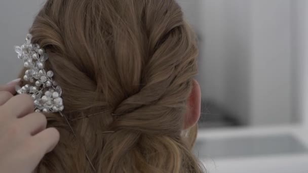 Women Hairdresser Styling Women Hair — Vídeo de Stock
