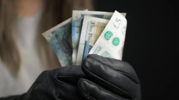 Руки Держащие Английские Банкноты Крупным Планом Снимают Камеру — стоковое видео