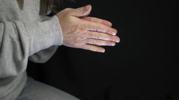Руки Терется Пытаясь Согреться Холодную Погоду — стоковое видео