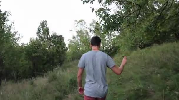 Tiro Perto Por Trás Homem Que Anda Floresta Verão Jovem — Vídeo de Stock