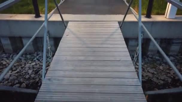 Promenade Sur Ponton Sur Lac Structure Bois Sur Eau — Video