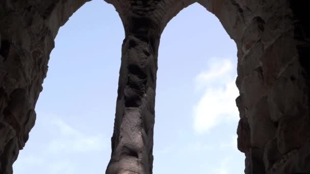 Arched Windows Old Building Ruins Blue Sky Tilting Shot — Αρχείο Βίντεο