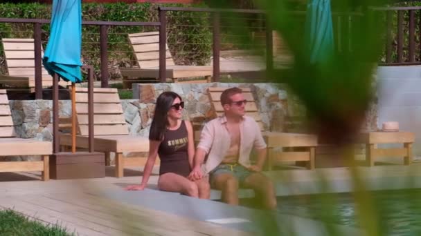 Out Focus Focus Latin Young Couple Enjoying Time Together Pool — Vídeo de Stock